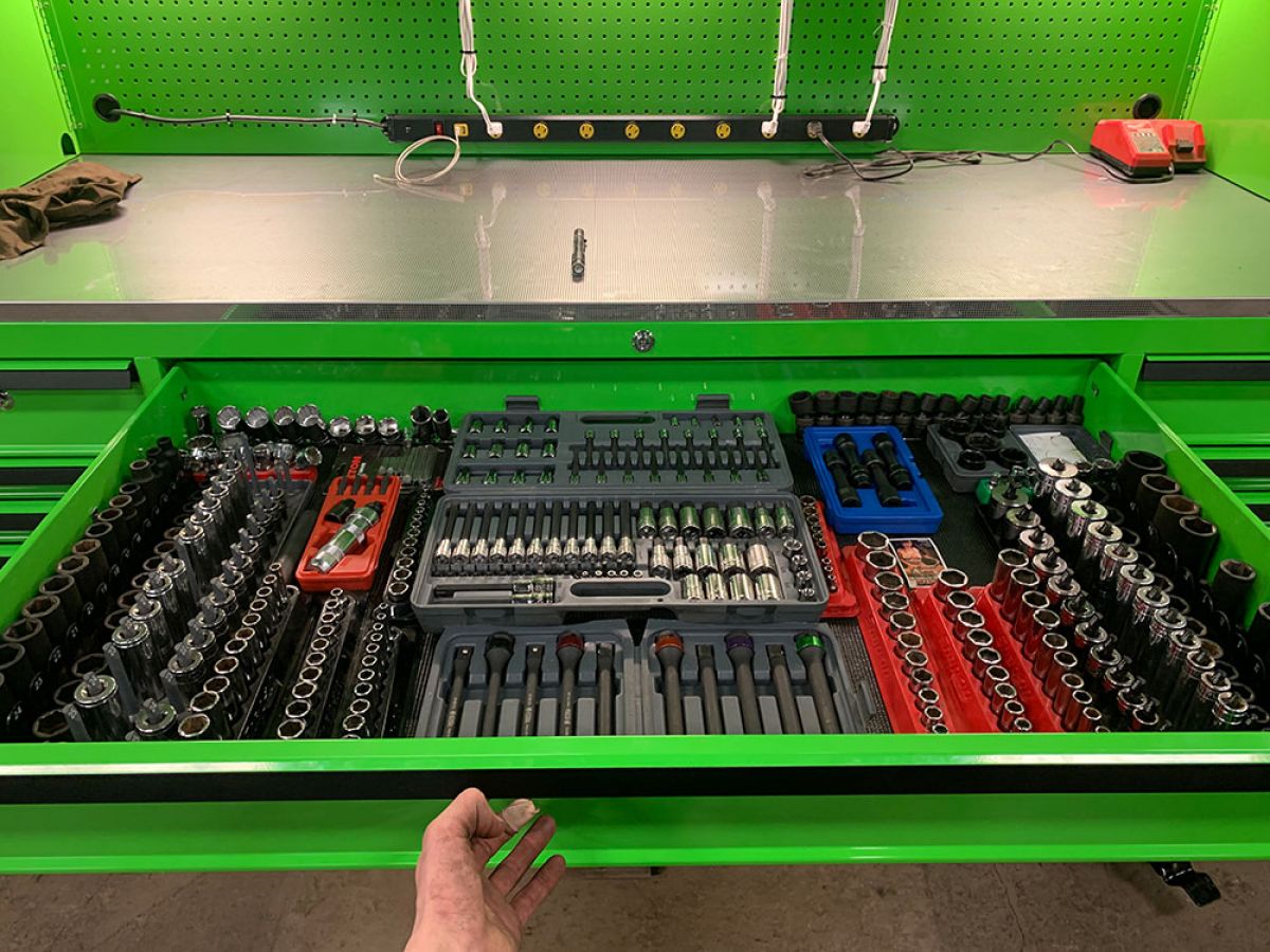 Tool Vault Elite XL 84” 23Drawer Roller with Hutch